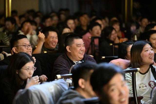 (251206) -- TIANJIN, Dec. 6, 2025 (Xinhua) -- People watch Xiangsheng, or crosstalk comedy, in north China's Tianjin, Nov, 26, 2025. Crosstalk comedy is a popular form of entertainment for citizens in Tianjin. (Xinhua/Zhao Zishuo)