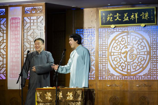 (251206) -- TIANJIN, Dec. 6, 2025 (Xinhua) -- Performers perform Xiangsheng, or crosstalk comedy, at a tea house in north China's Tianjin, Dec. 4, 2025. Crosstalk comedy is a popular form of entertainment for citizens in Tianjin. (Xinhua/Fu Tian)