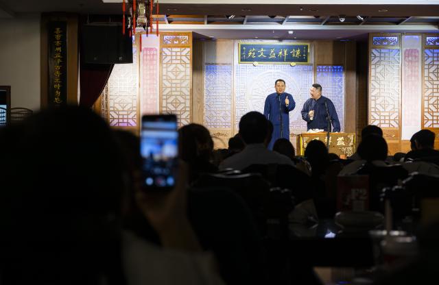 (251206) -- TIANJIN, Dec. 6, 2025 (Xinhua) -- Performers perform Xiangsheng, or crosstalk comedy, at a tea house in north China's Tianjin, Dec. 4, 2025. Crosstalk comedy is a popular form of entertainment for citizens in Tianjin. (Xinhua/Fu Tian)