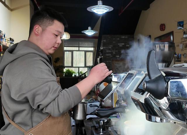 (251206) -- URUMQI, Dec. 6, 2025 (Xinhua) -- A staff member makes coffee at a branch of Ta Piao Coffee cafe in Tajik Autonomous County of Taxkorgan, northwest China's Xinjiang Uygur Autonomous Region, Nov. 4, 2025. TO GO WITH "China Focus: In China's far west, young entrepreneurs are brewing a new future" (Xinhua/Bai Zhiqiang)