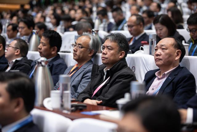 (251206) -- TENGCHONG, Dec. 6, 2025 (Xinhua) -- Guests attend the opening ceremony of Tengchong Scientists Forum 2025 in Tengchong City, southwest China's Yunnan Province, Dec. 6, 2025. The forum, attracting more than 120 academicians and over 70 presidents of well-known universities from home and abroad, opened here on Saturday. (Xinhua/Wang Anhaowei)