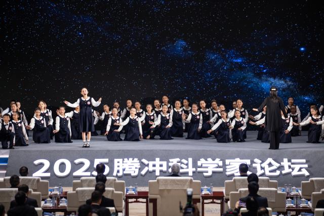 (251206) -- TENGCHONG, Dec. 6, 2025 (Xinhua) -- Students perform at the opening ceremony of Tengchong Scientists Forum 2025 in Tengchong City, southwest China's Yunnan Province, Dec. 6, 2025. The forum, attracting more than 120 academicians and over 70 presidents of well-known universities from home and abroad, opened here on Saturday. (Xinhua/Wang Anhaowei)