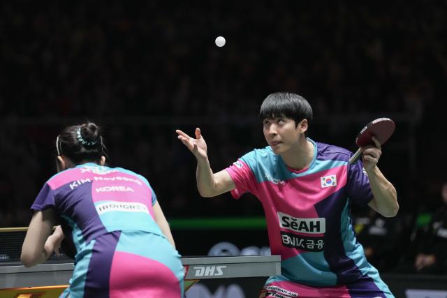 (251206) -- CHENGDU, Dec. 6, 2025 (Xinhua) -- Kim Nayeong/Park Ganghyeon(R) of South Korea compete in the mixed doubles match against Annett Kaufmann/Patrick Franziska of Germany during the stage 2 group match between Germany and South Korea at the ITTF Mixed Team World Cup 2025 in Chengdu, southwest China's Sichuan Province, Dec. 6, 2025. (Xinhua/Wang Ying)
