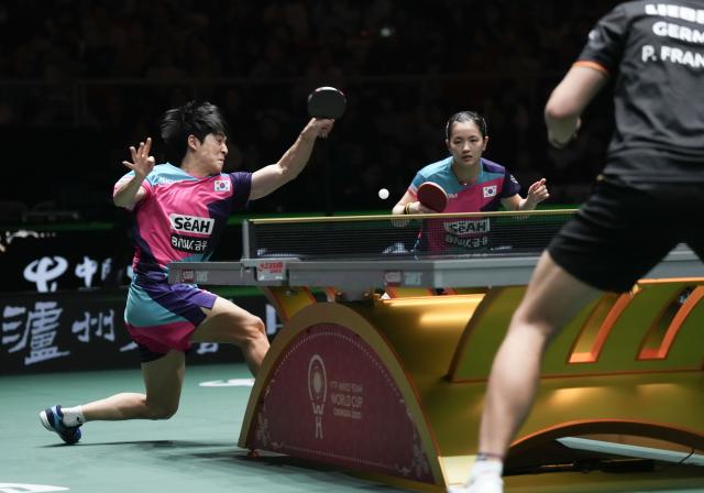 (251206) -- CHENGDU, Dec. 6, 2025 (Xinhua) -- Kim Nayeong/Park Ganghyeon(L) of South Korea compete in the mixed doubles match against Annett Kaufmann/Patrick Franziska of Germany during the stage 2 group match between Germany and South Korea at the ITTF Mixed Team World Cup 2025 in Chengdu, southwest China's Sichuan Province, Dec. 6, 2025. (Xinhua/Wang Ying)