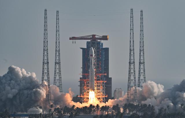 (251206) -- WENCHANG, Dec. 6, 2025 (Xinhua) -- A Long March-8A carrier rocket carrying the 14th group of low-orbit internet satellites blasts off from the Hainan commercial spacecraft launch site in south China's Hainan Province, Dec. 6, 2025. The rocket lifted off at 3:53 p.m. on Saturday. It successfully placed the payloads into preset orbit. (Xinhua/Guo Cheng)