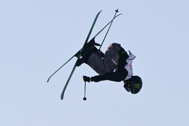 (251206) -- BEIJING, Dec. 6, 2025 (Xinhua) -- Luca Harrington of New Zealand competes during the men's big air final at the FIS Freeski World Cup in Beijing, China, Dec. 6, 2025. (Xinhua/Ju Huanzong)