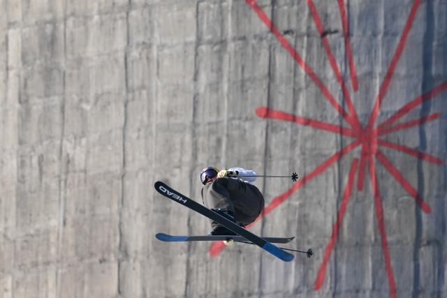 (251206) -- BEIJING, Dec. 6, 2025 (Xinhua) -- Ulrik Samnoey of Norway competes during the men's big air final at the FIS Freeski World Cup in Beijing, China, Dec. 6, 2025. (Xinhua/Ju Huanzong)