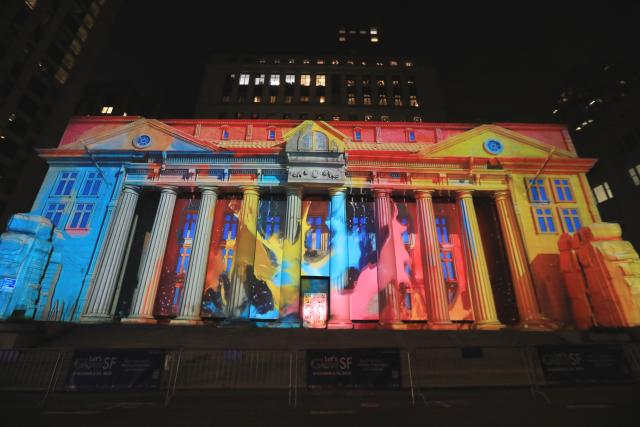 (251206) -- SAN FRANCISCO, Dec. 6, 2025 (Xinhua) -- This photo taken on Dec. 5, 2025 shows a light projection displayed on the wall of a building in San Francisco, the United States. "Let's Glow SF", a holiday projection arts event, started here on Friday night. Large-scale art projection works will be displayed on the facades of eight iconic buildings in downtown San Francisco from the night of Dec. 5 to 14. (Photo by Liu Yilin/Xinhua)
