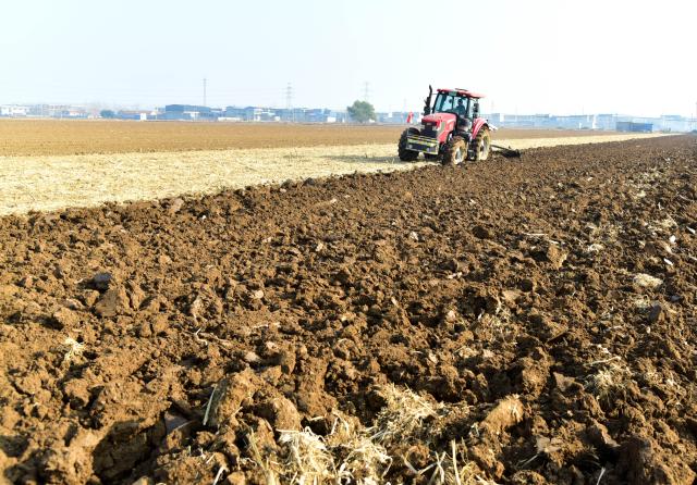 (251206) -- BEIJING, Dec. 6, 2025 (Xinhua) -- A tractor ploughs a field in Zaozhuang City, east China's Shandong Province, Dec. 6, 2025. As the solar term of Major Snow, also known as "Da Xue" in Chinese, is approaching, farmers are busy with agricultural production across the country. (Photo by Liu Mingxiang/Xinhua)