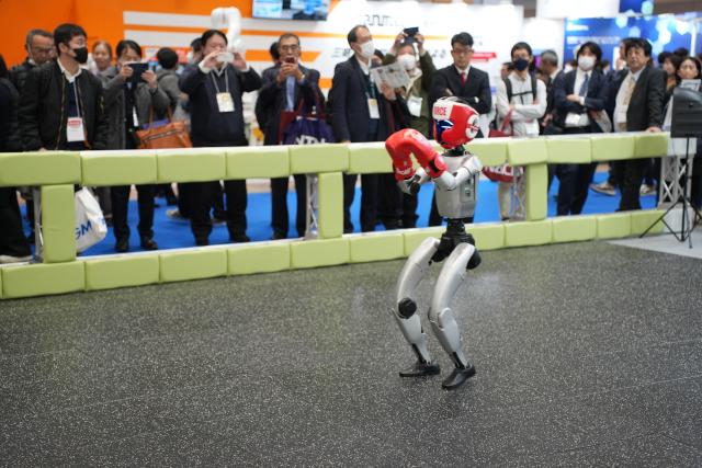 (251206) -- TOKYO, Dec. 6, 2025 (Xinhua) -- A robot of China's Unitree Robotics performs boxing during the 2025 International Robot Exhibition (iREX) in Tokyo, Japan, Dec. 5, 2025. The four-day iREX 2025 concluded here on Saturday, drawing over 670 exhibitors from Japan, China, South Korea, the United States, Germany and other countries and regions. New industrial robots, service robots, catering robots and companion robots integrating AI technology garnered wide attention. (Xinhua/Qian Zheng)