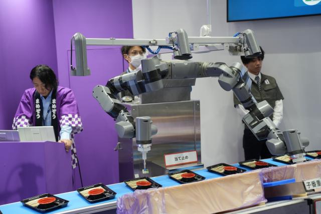 (251206) -- TOKYO, Dec. 6, 2025 (Xinhua) -- A catering robot distributes noodles during the 2025 International Robot Exhibition (iREX) in Tokyo, Japan, Dec. 5, 2025. The four-day iREX 2025 concluded here on Saturday, drawing over 670 exhibitors from Japan, China, South Korea, the United States, Germany and other countries and regions. New industrial robots, service robots, catering robots and companion robots integrating AI technology garnered wide attention. (Xinhua/Qian Zheng)
