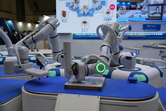 (251206) -- TOKYO, Dec. 6, 2025 (Xinhua) -- A new industrial robot of Yaskawa Electric demonstrates during the 2025 International Robot Exhibition (iREX) in Tokyo, Japan, Dec. 5, 2025. The four-day iREX 2025 concluded here on Saturday, drawing over 670 exhibitors from Japan, China, South Korea, the United States, Germany and other countries and regions. New industrial robots, service robots, catering robots and companion robots integrating AI technology garnered wide attention. (Xinhua/Qian Zheng)