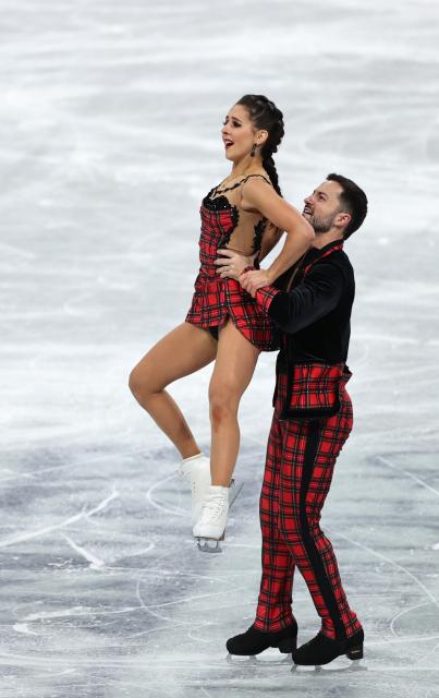 (251206) -- NAGOYA, Dec. 6, 2025 (Xinhua) -- Lilah Fear (L)/Lewis Gibson of Britain compete during the ice dance free dance at ISU Grand Prix of Figure Skating Final 2025 in Nagoya, Japan, Dec. 6, 2025. (Xinhua/Yue Chenxing)