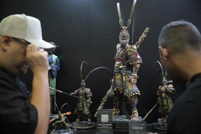 (251206) -- SINGAPORE, Dec. 6, 2025 (Xinhua) -- Visitors view various merchandise during the Singapore Comic Con in Singapore on Dec. 6, 2025. The event opened here on Saturday. (Photo by Then Chih Wey/Xinhua)