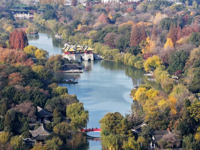 (251206) -- BEIJING, Dec. 6, 2025 (Xinhua) -- An aerial drone photo taken on Dec. 5, 2025 shows a view in Slender West Lake scenic spot in Yangzhou, east China's Jiangsu Province. (Photo by Meng Delong/Xinhua)