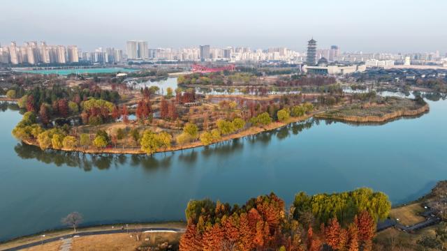 (251206) -- BEIJING, Dec. 6, 2025 (Xinhua) -- An aerial drone photo taken on Dec. 5, 2025 shows the scenery at a park in Yangzhou, east China's Jiangsu Province. (Photo by Qi Liguang/Xinhua)