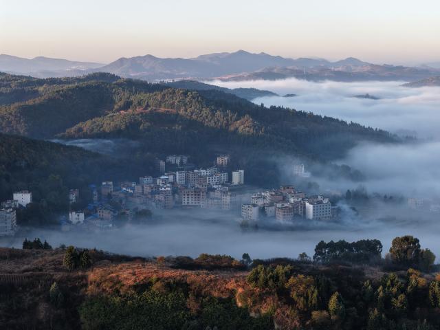 (251206) -- BEIJING, Dec. 6, 2025 (Xinhua) -- An aerial drone photo taken on Dec. 6, 2025 shows the morning view in Qujing City, southwest China's Yunnan Province. (Photo by Sun Wenlai/Xinhua)