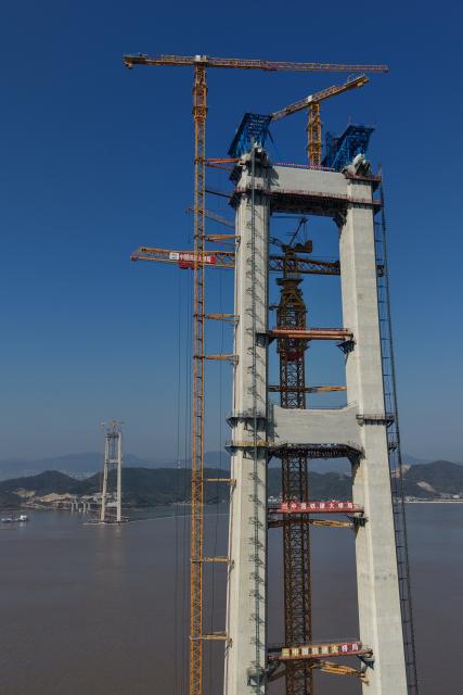 (251206) -- ZHOUSHAN, Dec. 6, 2025 (Xinhua) -- A drone photo shows the construction site of the Shuangyumen super major bridge in east China's Zhejiang Province, Dec. 6, 2025. The pilot cable installation for the Shuangyumen super major bridge, part of the second phase of the Liuheng Highway Bridge project at Ningbo-Zhoushan Port in Zhejiang Province, completed successfully on Saturday. This marks the official commencement of the catway construction on the bridge.
   The project consists of two sea-crossing bridges - Shuangyumen super major bridge and Qinglongmen super major bridge, as well as connection lines between them. Upon completion, the project will further improve the integrated land-sea transportation network of Ningbo-Zhoushan Port. (Xinhua/Huang Zongzhi)