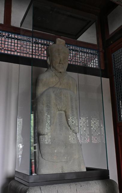 (251206) -- CHENGDU, Dec. 6, 2025 (Xinhua) -- This photo taken on Dec. 6, 2025 shows the stone statue of Li Bing, the original designer of Dujiangyan irrigation system, at Fulongguan of Dujiangyan scenic area in Chengdu, southwest China's Sichuan Province. The Dujiangyan irrigation system, characterized by dam-free water diversion, was built in 256 BC and is the oldest, the only remaining grand water conservancy project in the world, which has withstood the tests of natural disasters such as floods and earthquakes, and is still in use today. 
   A "fish-mouth" shaped weir splits the Minjiang River into an inner channel for irrigation and an outer channel for discharge of flood water. 
   It was listed as a World Cultural Heritage by the United Nations in November 2000, and was listed as a World Irrigation Engineering Heritage in August 2018. (Xinhua/Liu Kun)