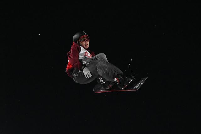 (251206) -- BEIJING, Dec. 6, 2025 (Xinhua) -- Zhao Yingxu of China competes during the men's big air final at the FIS Snowboard World Cup in Beijing, China, Dec. 6, 2025. (Xinhua/Ju Huanzong)