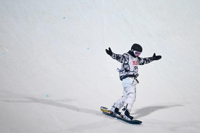 (251206) -- BEIJING, Dec. 6, 2025 (Xinhua) -- Kimura Kira of Japan reacts during the men's big air final at the FIS Snowboard World Cup in Beijing, China, Dec. 6, 2025. (Xinhua/Ju Huanzong)