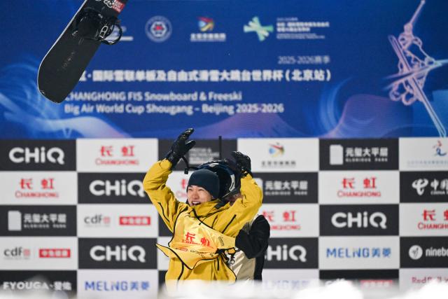 (251206) -- BEIJING, Dec. 6, 2025 (Xinhua) -- Su Yiming of China celebrates after the men's big air final at the FIS Snowboard World Cup in Beijing, China, Dec. 6, 2025. (Xinhua/Ju Huanzong)