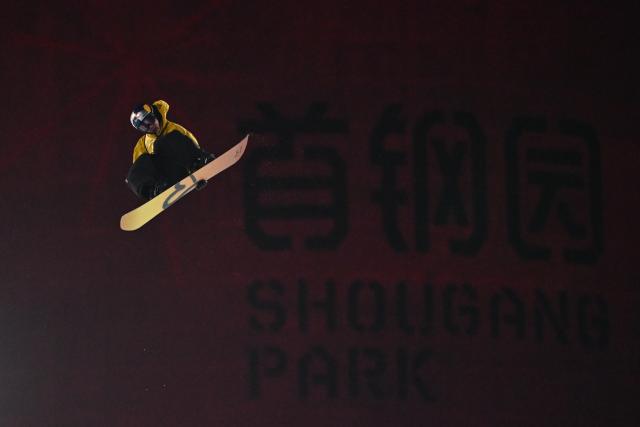(251206) -- BEIJING, Dec. 6, 2025 (Xinhua) -- Su Yiming of China competes during the men's big air final at the FIS Snowboard World Cup in Beijing, China, Dec. 6, 2025. (Xinhua/Ju Huanzong)