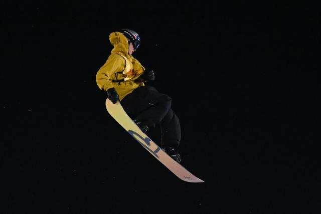 (251206) -- BEIJING, Dec. 6, 2025 (Xinhua) -- Su Yiming of China reacts during the men's big air final at the FIS Snowboard World Cup in Beijing, China, Dec. 6, 2025. (Xinhua/Ju Huanzong)
