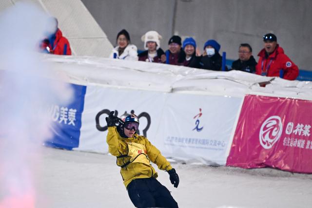 (251206) -- BEIJING, Dec. 6, 2025 (Xinhua) -- Su Yiming of China reacts during the men's big air final at the FIS Snowboard World Cup in Beijing, China, Dec. 6, 2025. (Xinhua/Ju Huanzong)