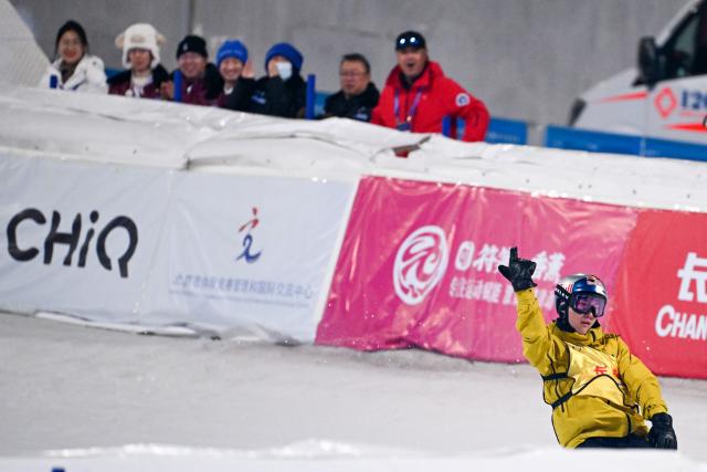 (251206) -- BEIJING, Dec. 6, 2025 (Xinhua) -- Su Yiming of China reacts during the men's big air final at the FIS Snowboard World Cup in Beijing, China, Dec. 6, 2025. (Xinhua/Ju Huanzong)