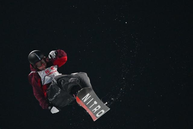 (251206) -- BEIJING, Dec. 6, 2025 (Xinhua) -- Zhao Yingxu of China competes during the men's big air final at the FIS Snowboard World Cup in Beijing, China, Dec. 6, 2025. (Xinhua/Ju Huanzong)