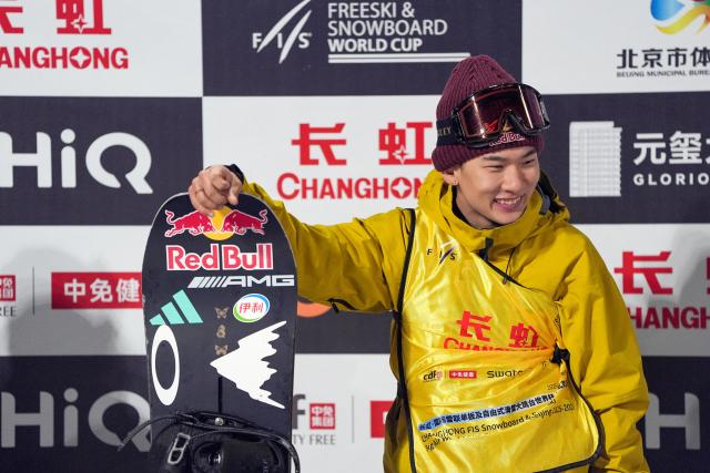 (251206) -- BEIJING, Dec. 6, 2025 (Xinhua) -- Su Yiming of China reacts during the awarding ceremony after the men's big air final at the FIS Snowboard World Cup in Beijing, China, Dec. 6, 2025. (Xinhua/Ju Huanzong)