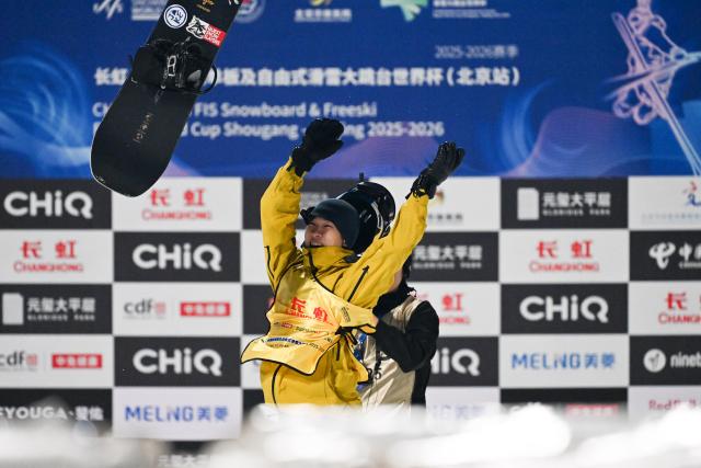 (251206) -- BEIJING, Dec. 6, 2025 (Xinhua) -- Su Yiming of China celebrates after the men's big air final at the FIS Snowboard World Cup in Beijing, China, Dec. 6, 2025. (Xinhua/Ju Huanzong)