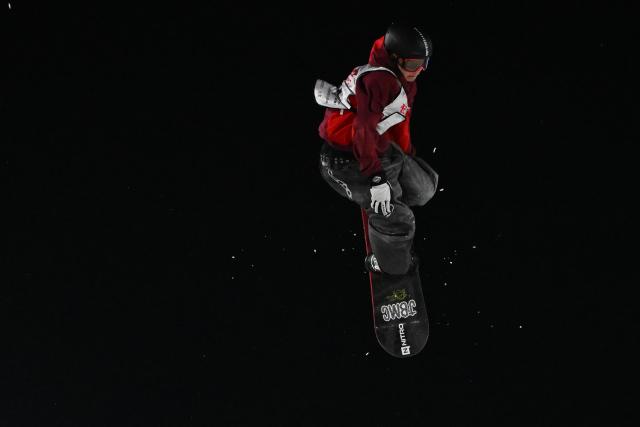 (251206) -- BEIJING, Dec. 6, 2025 (Xinhua) -- Zhao Yingxu of China competes during the men's big air final at the FIS Snowboard World Cup in Beijing, China, Dec. 6, 2025. (Xinhua/Ju Huanzong)