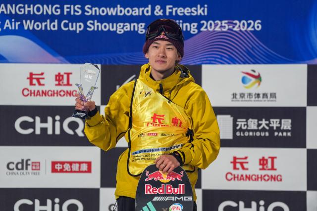 (251206) -- BEIJING, Dec. 6, 2025 (Xinhua) -- Su Yiming of China poses during the awarding ceremony after the men's big air final at the FIS Snowboard World Cup in Beijing, China, Dec. 6, 2025. (Xinhua/Ju Huanzong)