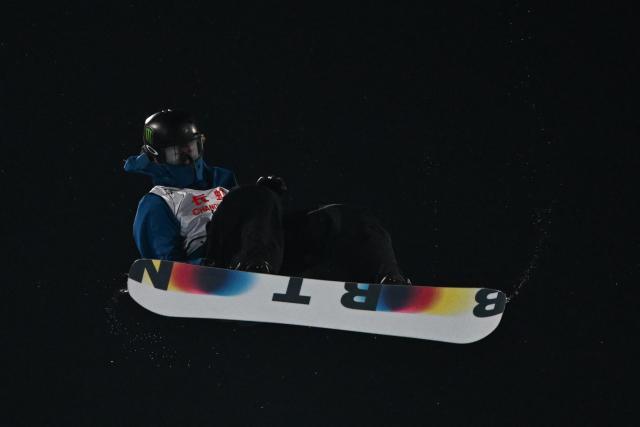 (251206) -- BEIJING, Dec. 6, 2025 (Xinhua) -- Dane Menzies of New Zealand competes during the men's big air final at the FIS Snowboard World Cup in Beijing, China, Dec. 6, 2025. (Xinhua/Ju Huanzong)