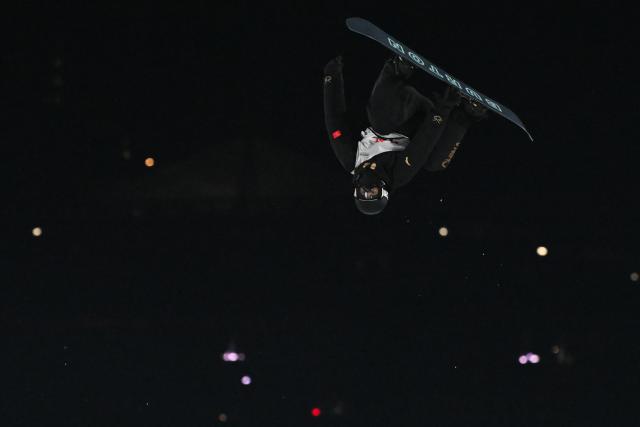 (251206) -- BEIJING, Dec. 6, 2025 (Xinhua) -- Ge Chunyu of China competes during the men's big air final at the FIS Snowboard World Cup in Beijing, China, Dec. 6, 2025. (Xinhua/Ju Huanzong)