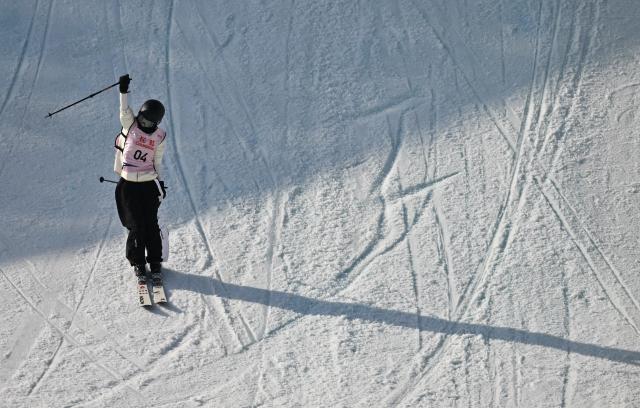 (251206) -- BEIJING, Dec. 6, 2025 (Xinhua) -- Liu Mengting of China reacts during the women's big air final at the FIS Freeski World Cup in Beijing, China, Dec. 6, 2025. (Xinhua/Tao Xiyi)