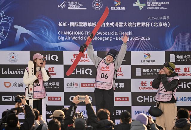 (251206) -- BEIJING, Dec. 6, 2025 (Xinhua) -- Gold medalist Anni Karava (C) of Finland, silver medalist Liu Mengting (L) of China and bronze medalist Naomi Urness of Canada celebrate during the awarding ceremony after the women's big air final at the FIS Freeski World Cup in Beijing, China, Dec. 6, 2025. (Xinhua/Tao Xiyi)
