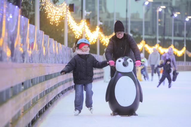 (251207) -- ST. PETERSBURG, Dec. 7, 2025 (Xinhua) -- People skate at the Flagpole ice rink in St. Petersburg, Russia, on Dec. 6, 2025.
  St. Petersburg's Flagpole ice rink officially opened for the season on Saturday. 
   Situated along the Gulf of Finland, the 28,000-square-meter rink is one of the world's largest artificial ice rinks and one of the most popular winter attractions in St. Petersburg. (Photo by Irina Motina/Xinhua)