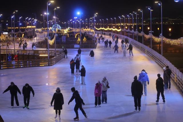 (251207) -- ST. PETERSBURG, Dec. 7, 2025 (Xinhua) -- People skate at the Flagpole ice rink in St. Petersburg, Russia, on Dec. 6, 2025.
  St. Petersburg's Flagpole ice rink officially opened for the season on Saturday. 
   Situated along the Gulf of Finland, the 28,000-square-meter rink is one of the world's largest artificial ice rinks and one of the most popular winter attractions in St. Petersburg. (Photo by Irina Motina/Xinhua)