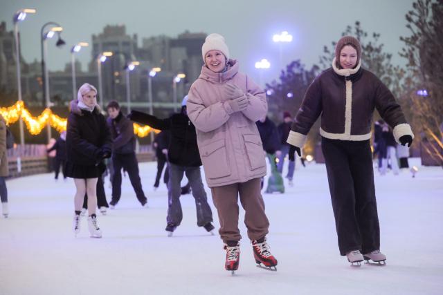(251207) -- ST. PETERSBURG, Dec. 7, 2025 (Xinhua) -- People skate at the Flagpole ice rink in St. Petersburg, Russia, on Dec. 6, 2025.
  St. Petersburg's Flagpole ice rink officially opened for the season on Saturday. 
   Situated along the Gulf of Finland, the 28,000-square-meter rink is one of the world's largest artificial ice rinks and one of the most popular winter attractions in St. Petersburg. (Photo by Irina Motina/Xinhua)