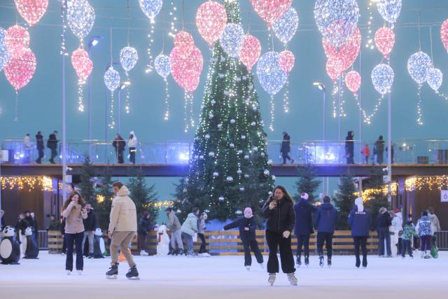 (251207) -- ST. PETERSBURG, Dec. 7, 2025 (Xinhua) -- People skate at the Flagpole ice rink in St. Petersburg, Russia, on Dec. 6, 2025.
  St. Petersburg's Flagpole ice rink officially opened for the season on Saturday. 
   Situated along the Gulf of Finland, the 28,000-square-meter rink is one of the world's largest artificial ice rinks and one of the most popular winter attractions in St. Petersburg. (Photo by Irina Motina/Xinhua)