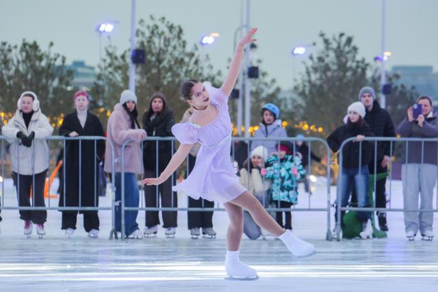 (251207) -- ST. PETERSBURG, Dec. 7, 2025 (Xinhua) -- A performer puts on a show at the Flagpole ice rink in St. Petersburg, Russia, on Dec. 6, 2025.
  St. Petersburg's Flagpole ice rink officially opened for the season on Saturday. 
   Situated along the Gulf of Finland, the 28,000-square-meter rink is one of the world's largest artificial ice rinks and one of the most popular winter attractions in St. Petersburg. (Photo by Irina Motina/Xinhua)