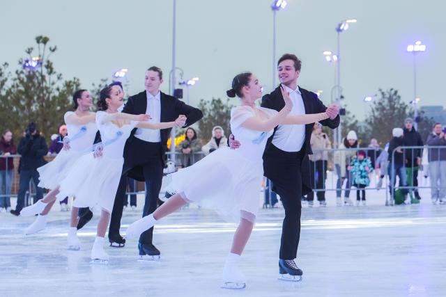 (251207) -- BEIJING, Dec. 7, 2025 (Xinhua) -- Performers put on a show at the Flagpole ice rink in St. Petersburg, Russia, on Dec. 6, 2025.
  St. Petersburg's Flagpole ice rink officially opened for the season on Saturday. 
   Situated along the Gulf of Finland, the 28,000-square-meter rink is one of the world's largest artificial ice rinks and one of the most popular winter attractions in St. Petersburg. (Photo by Irina Motina/Xinhua)