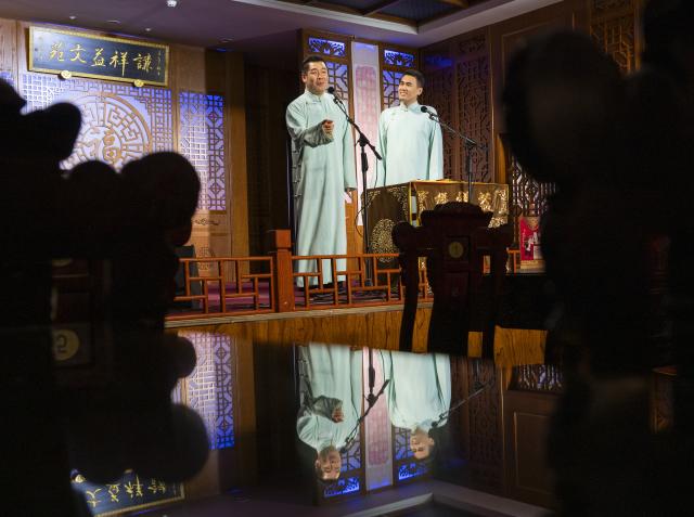 (251207) -- BEIJING, Dec. 7, 2025 (Xinhua) -- Performers perform Xiangsheng, or crosstalk comedy, at a tea house in north China's Tianjin, Dec. 4, 2025. Xiangsheng is a popular form of entertainment for citizens in Tianjin. (Xinhua/Fu Tian)