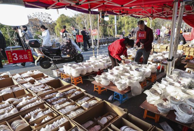 (251207) -- JIANDE, Dec. 7, 2025 (Xinhua) -- People choose products at a farmers' fair in Qiantan Town of Jiande City, east China's Zhejiang Province, Dec. 6, 2025. The farmers' fair kicked off here in Qiantan Town of Jiande City on Saturday. Over 300 stalls line up along a riverside walkway spanning nearly two kilometers, with a wide variety of daily necessities, agricultural products, local snacks, children's toys and more on display. 
   As the liveliest such event held at the end of the year in the area, the ongoing farmers' fair also features elements such as cultural performances and talent market. (Xinhua/Xu Yu)