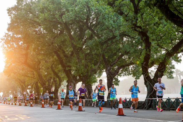 (251207) -- MACAO, Dec. 7, 2025 (Xinhua) -- Competitors run during the Macao International Marathon 2025 in Macao, South China, Dec. 7, 2025. (Xinhua)