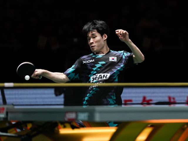 (251207) -- CHENGDU, Dec. 7, 2025 (Xinhua) -- Jang Woojin of South Korea hits a return during the men's singles match against Lin Shidong of China during the semifinal match between China and South Korea at the ITTF Mixed Team World Cup 2025 in Chengdu, southwest China's Sichuan Province, Dec. 7, 2025. (Xinhua/Wang Xi)