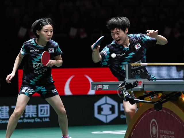 (251207) -- CHENGDU, Dec. 7, 2025 (Xinhua) -- Choi Hyojoo/Oh Junsung (L) of South Korea compete during the mixed doubles match against Sun Yingsha/Wang Chuqin of China during the semifinal match between China and South Korea at the ITTF Mixed Team World Cup 2025 in Chengdu, southwest China's Sichuan Province, Dec. 7, 2025. (Xinhua/Wang Xi)